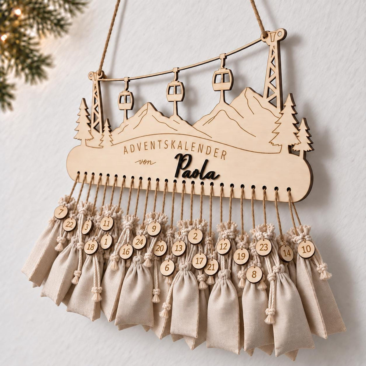 Adventskalender aus Holz mit 3D-Name – Motiv Berge & Gondeln