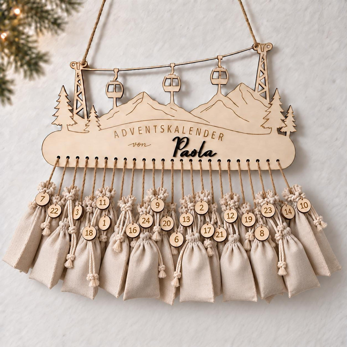 Adventskalender aus Holz mit 3D-Name – Motiv Berge & Gondeln