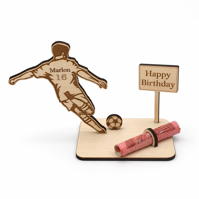 Personalisierter Fußballspieler aus Holz mit Name Marlon, Rückennummer 16, Fußball und Schild Happy Birthday.