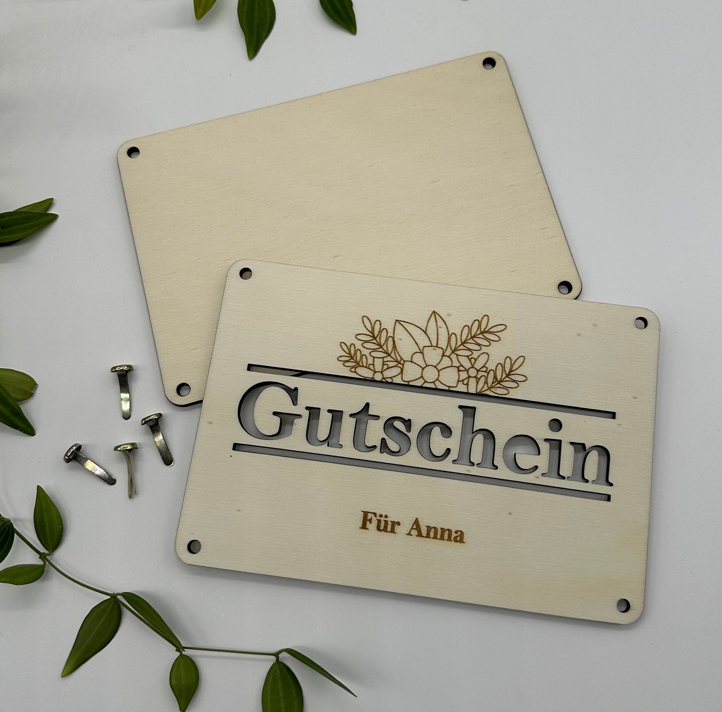 Personalisierbarer Gutschein aus Holz