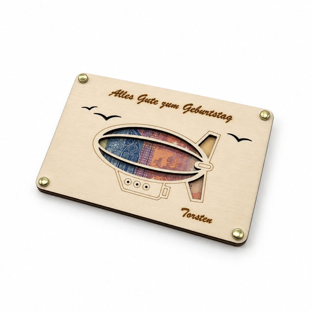 Personalisierte Holz-Geldgeschenkkarte mit Zeppelin, Gravur „Alles Gute zum Geburtstag“ und Name „Torsten“ – Schrägansicht.